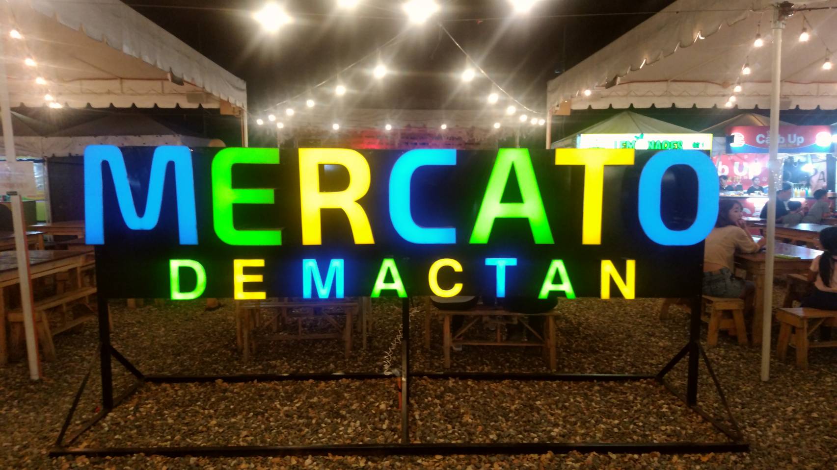 人気の屋台村 “MERCATO DE MACTAN”